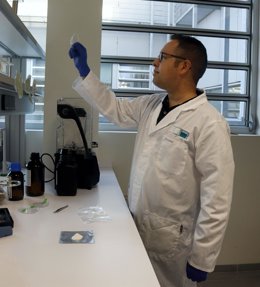 El investigador José Alejandro Heredia-Guerrero, coautor del estudio, observa una de las muestras fabricadas.