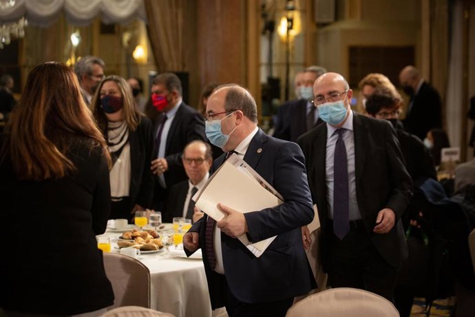 El ministro de Cultura y Deporte, Miquel Iceta (c), a su llegada a un desayuno informativo, en el Hotel Palace, a 15 de noviembre de 2021, en Barcelona, Cataluña, (España).