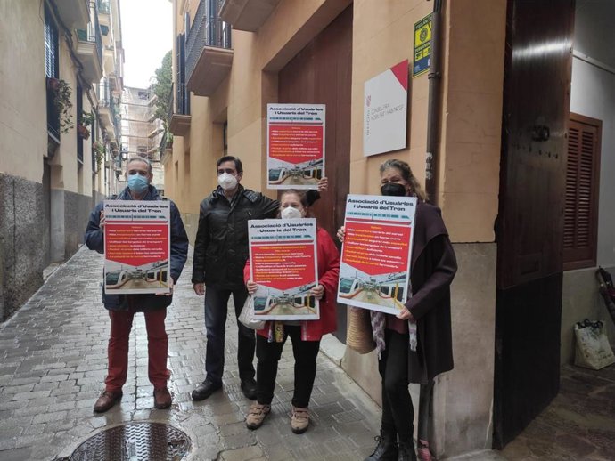 Miembros de la Asociación de Usuarios y Usuarias del Tren, frente a la Conselleria de Movilidad y Vivienda.