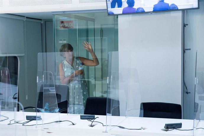 Archivo - La exjefa de ETA María Soledad Iparragirre, alias 'Anboto' y una de las voces del video que anunció la disolución de la banda terrorista, saluda minutos antes del comienzo del primero de los 12 juicios que tiene pendientes en España, después d