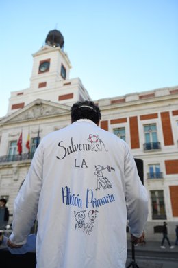 Un hombre acude con una bata pintada a una concentración en defensa de la Atención Primaria, a 13 de noviembre de 2021, en Madrid, (España).