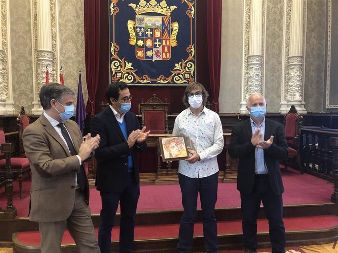El atleta palentino Paco San Martín recibe el homenaje de la Diputación de Palencia.