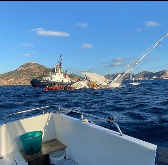 Un buque de Sasemar remolca el catamarán hundido en la costa de Cartagena