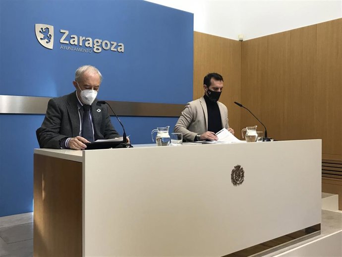 El consejero municipal de Participación Ciudadana, Javier Rodrigo, y el director de la Cátedra Territorio, Sociedad y Visualización Geográfica, Ángel Pueyo