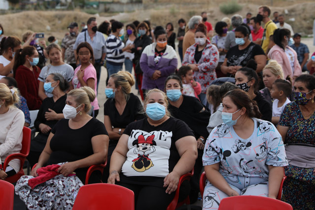 Varias personas participan en una concentración con motivo del aniversario del corte de electricidad en la Cañada Real