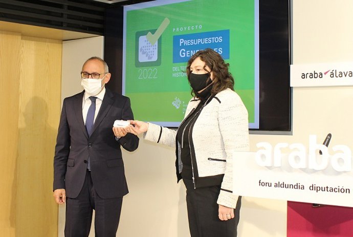 Presentación del proyecto de presupuestos de la Diputación de Álava para 2022 a cargo de Ramiro González e Itziar Gonzalo.