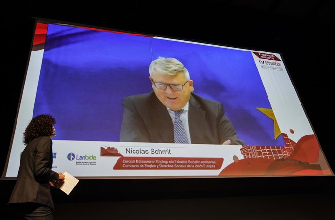 El comisario de Empleo y Derechos Sociales, Nicholas Schmint, interviene en el V Congreso de Empleo en Vitoria-Gasteiz