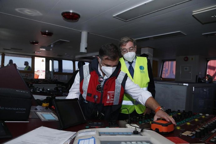 El presidente de la Autoridad Portuaria de Sevilla (APS), Rafael Carmona, ha entregado a la Corporación de Prácticos del Puerto de Sevilla y de la Ría del Guadalquivir los nuevos dispositivos para la navegación.