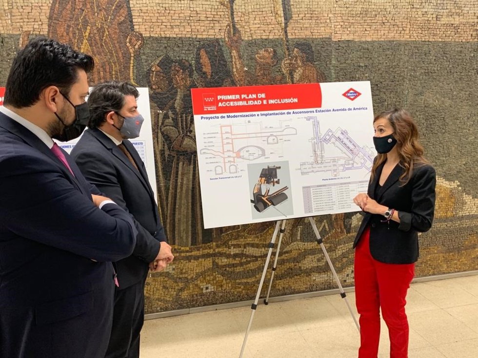 El consejero de Transportes e Infraestructuras, David Pérez, y la consejera delegada de Metor, Silvia Roldán, visitan la estación de Avenida de América.