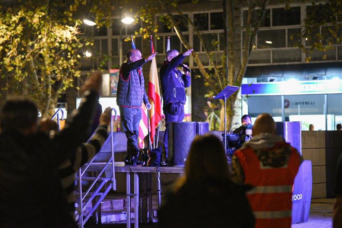 Un grupo de personas participa en la manifestación convocada por España 2000 en Paseo Alameda