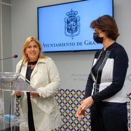 La concejal de Derechos Sociales de Granada, Nuria Gutiérrez, y la edil del grupo municipal Unidas Podemos-Independientes, Elisa Cabrerizo.