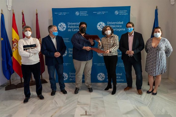 El CEO de Biyectiva, Felipe Segura, y la rectora, se intercambian ejemplares del convenio.