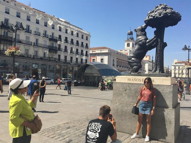 Archivo - Fotos de recurso de una turista haciéndose fotos en la Puerta del Sol, en Madrid 