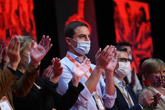 El secretario general del PSOE-M, Juan Lobato, aplaude en el acto de clausura del Congreso del PSOE-M, a 14 de noviembre de 2021, en Madrid (España). El PSOE-M celebra este fin de semana su 14 Congreso regional. El programa de este encuentro incluye la