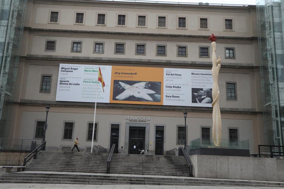 Archivo - Fachada del Museo Reina Sofía tras la desconvocatoria del parón cultural de este fin de semana por la promesa de la portavoz del Ejecutivo, María Jesús Montero, de estudiar las singularidades de este sector para que puedan beneficiarse de las 