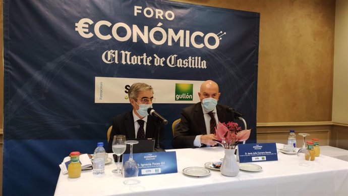 Imagen de la participación de Jesús Julio Carnero en el foro económico.