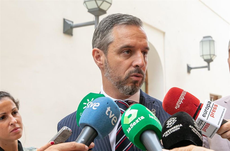 Archivo - El consejero de Hacienda, Industria y Energía en Andalucía, Juan Bravo, ofrece declaraciones a los medios en foto de archivo.