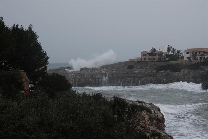 Archivo - Grandes olas en la costa en Mallorca (España) 