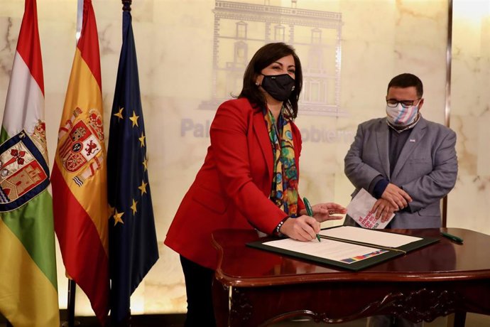 La presidenta del Gobierno, Concha Andreu, firma la Declaración de Mérida