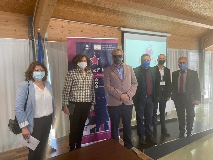 La consejera de Educación y Cultura, María Isabel Campuzano, a la izquierda, durante la presentación del proyecto 'INDIe'