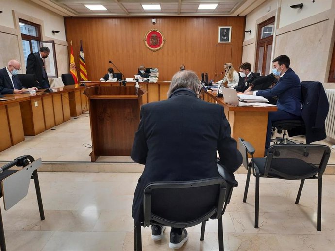 Uno de los acusados durante el juicio celebrado este lunes en la Audiencia.