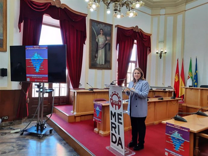 La delegada de Igualdad de Género del Ayuntamiento de Mérida, Ana Aragoneses, en rueda de prensa para la presentación de una campaña del consistorio con motivo del 25N
