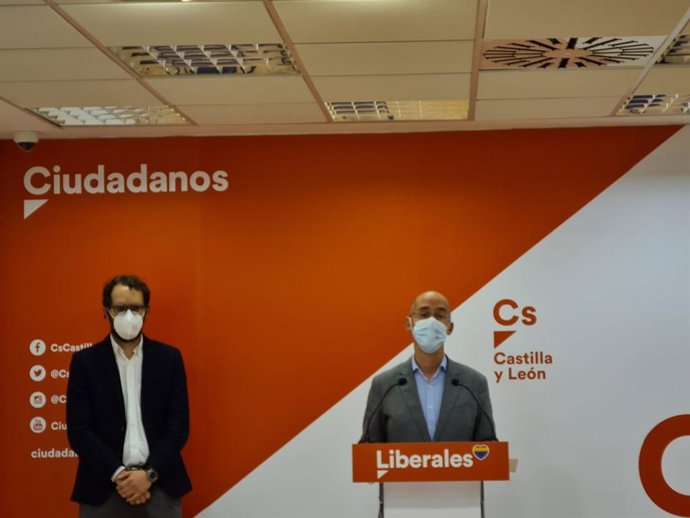 El portavoz de Ciudadanos en el Ayuntamiento de Valladolid, Martín Fernández Antolín, interviene en rueda de prensa acompañado por el concejal Pablo Vicente.