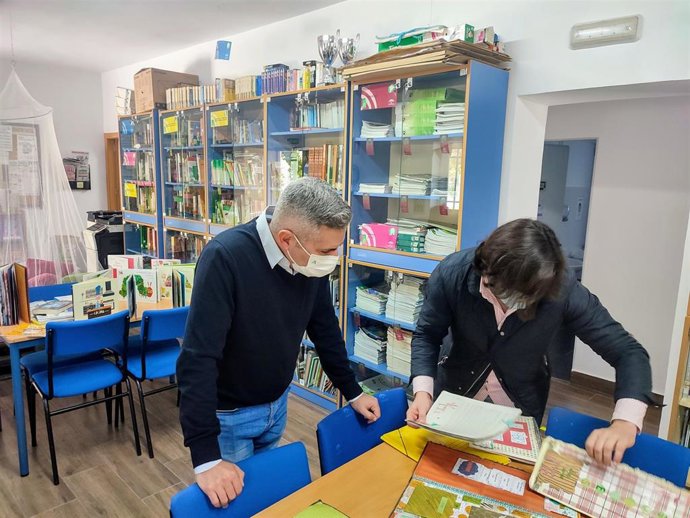 Visita a la biblioteca del Colegio Público Rural de Coto Ríos