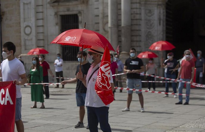 Archivo - Concentración convocada por UGT ante el Rectorado de la Universidad de Sevilla, en foto de archivo.