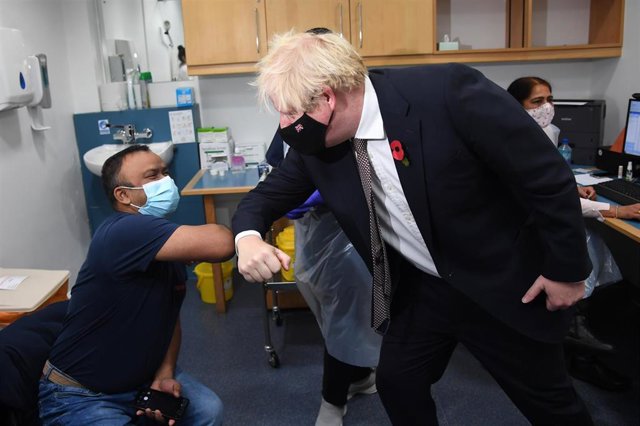 El primer ministro británico, Boris Johnson, visita un centro de vacunación contra la COVID-19 en Londres, la capital de Reino Unido. 