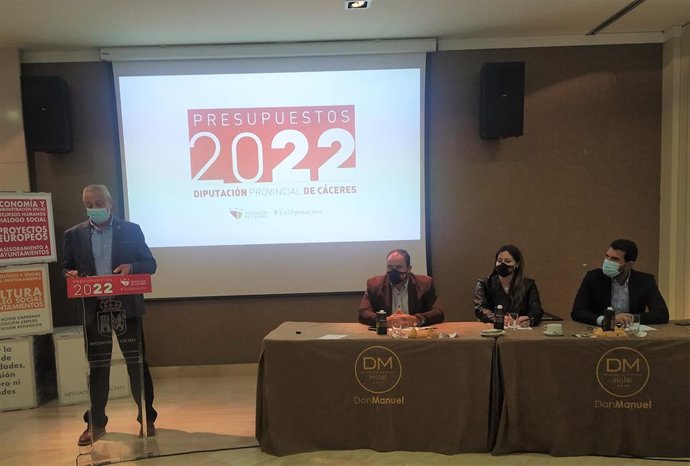 El presidente de la Diputación de Cáceres, Carlos Carlos, en la presentación de los Presupuestos para 2022