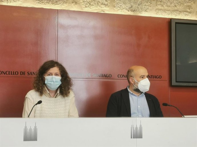 La portavoz municipal del BNG en Santiago, Goretti Sanmartín, y el diputado en el Congreso, Néstor Rego, en una rueda de prensa en el Pazo de Raxoi.