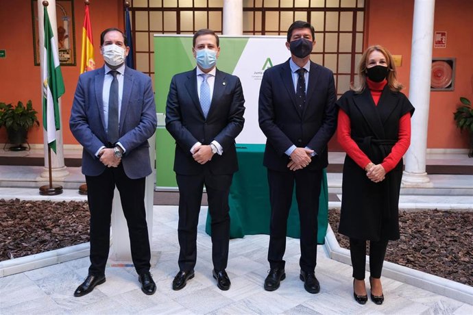 El vicepresidente de la Junta y consejero, Juan Marín, este lunes junto a representantes del Consejo Andaluz de Procuradores.