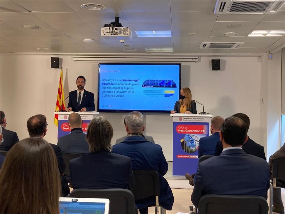 El conseller de Empresa y Trabajo de la Generalitat, Roger Torrent, y la directora general de Industria y consejera delegada de Acció, Natlia Mas, en la inauguración de la Oficina Next Generation