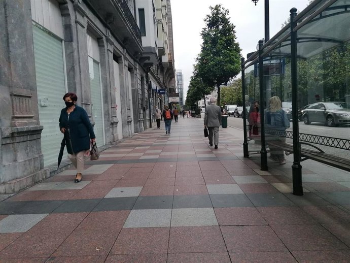 Archivo - Gente por la calle en Oviedo.