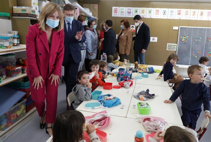La ministra de Educación y Formación Profesional, Pilar Alegría, visita un centro educativo en la Font d'en Carrs (Valencia) junto al president de la Generalitat, Ximo puig, entre otras autoridaes.