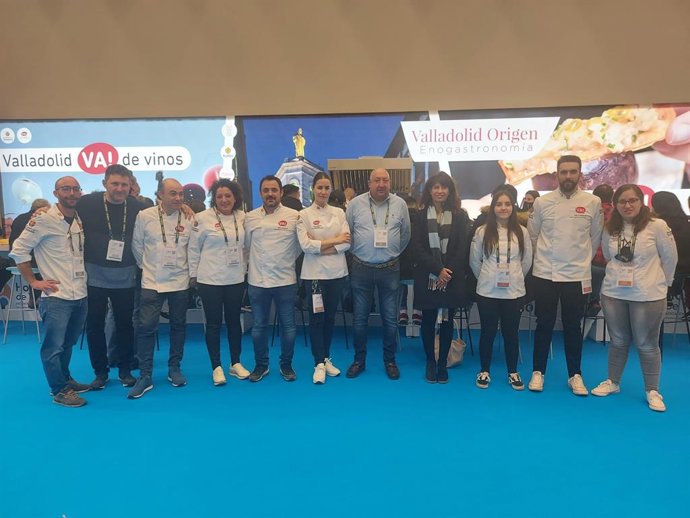 Cocineros participantes en Gastronomika junto a Ana Redondo.