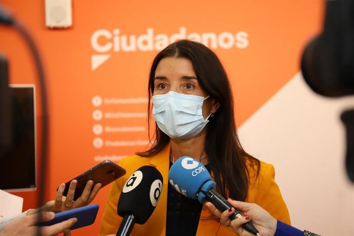 La síndica de Cs, Ruth Merino, atiende a los medios en la sede del partido