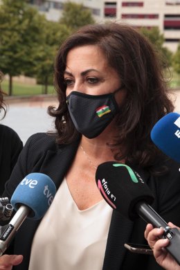 Archivo - La presidenta del Gobierno de La Rioja, Concha Andreu, realiza declaraciones a los medios de comunicación en una foto de archivo