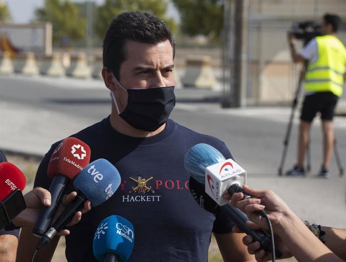 Archivo - El presidente del comité de empresa, José Armando Rodríguez, en declaraciones este lunes a los medios a las puertas de la base de Morón