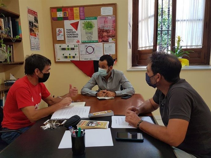 Reunión del concejal Daniel González Rojas con la representación de los trabajadores de la adjudicataria del mantenimiento de los semáforos en Sevilla.