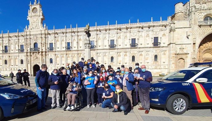 Barcones, junto a un grupo de personas con discapacidad que realiza el Camino de Santiago.
