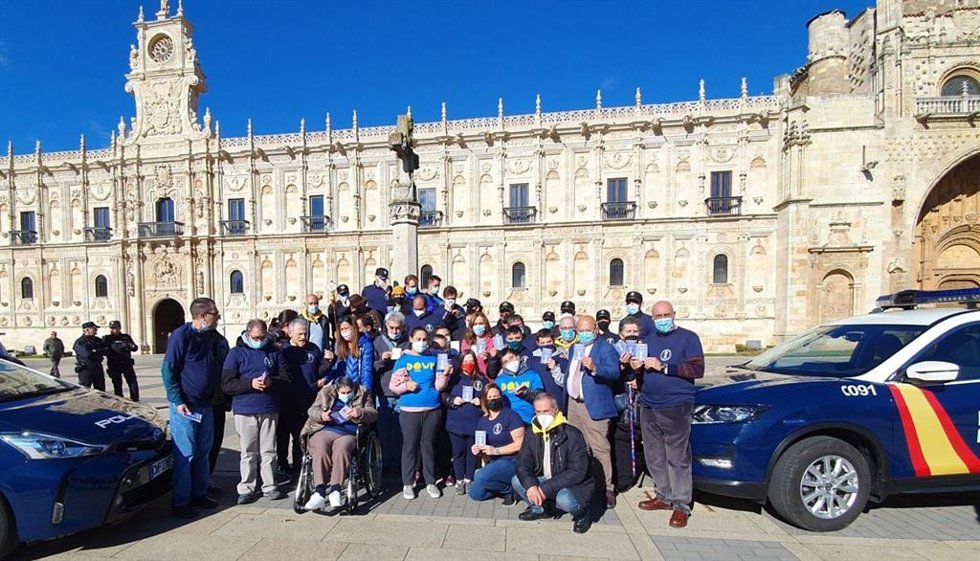 Barcones, junto a un grupo de personas con discapacidad que realiza el Camino de Santiago.