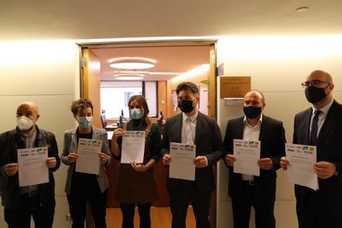 Representantes de los partidos independentistas del Congreso mostrando sus enmiendas a la Ley de Memoria Democrática