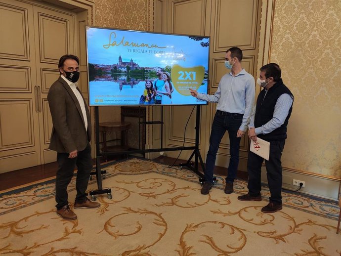 El concejal de Turismo, Fernando Castaño; el presidente de la Asociación de Blogueros de Viajes de Castilla y León, Pablo Montes, y el responsable de la marca 'Vítor Salamanca',  Ricardo Criado, de izquierda a derecha, en la presentación de la iniciativ