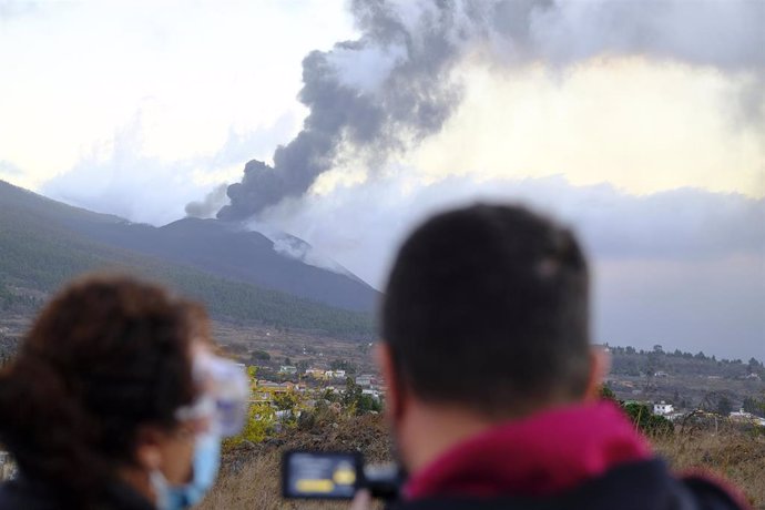 Una de las bocas eruptivas del volcán de Cumbre Vieja, a 7 de noviembre de 2021, en La Palma, Santa Cruz de Tenerife, Canarias (España). La erupción del volcán Cumbre Vieja ha cumplido en las horas centrales de este domingo 50 días activo sin que haya d
