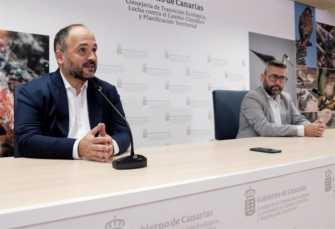 El consejero de Transición Ecológica del Gobierno de Canarias, José Antonio Valbuena, y el viceconsejero, Miguel Ángel Pérez, en una rueda de prensa para informar sobre el 'Pacto de Alcaldes'