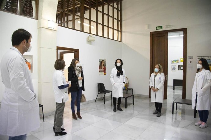 Archivo - Martínez visita el servicio de prevención de drogodependencias de Diputación