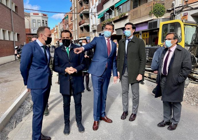 Ángel Ibáñez (centro) visita las obras acompañado de Guzmán Gómez Alonso (a su izquierda) y Conrado Íscar (a su derecha).