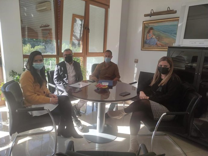 La diputada provincial Lourdes Piña visita La Viñuela junto a su alcalde, José Juan Jiménez,